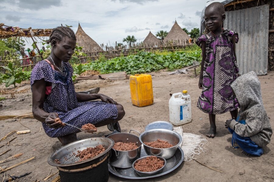 Theresa Nyaluide makes lunch for her children. WFP has been forced to cut rations for vulnerable South Sudanese for lack of funds. Photo: WFP/Gabriela Vivacqua